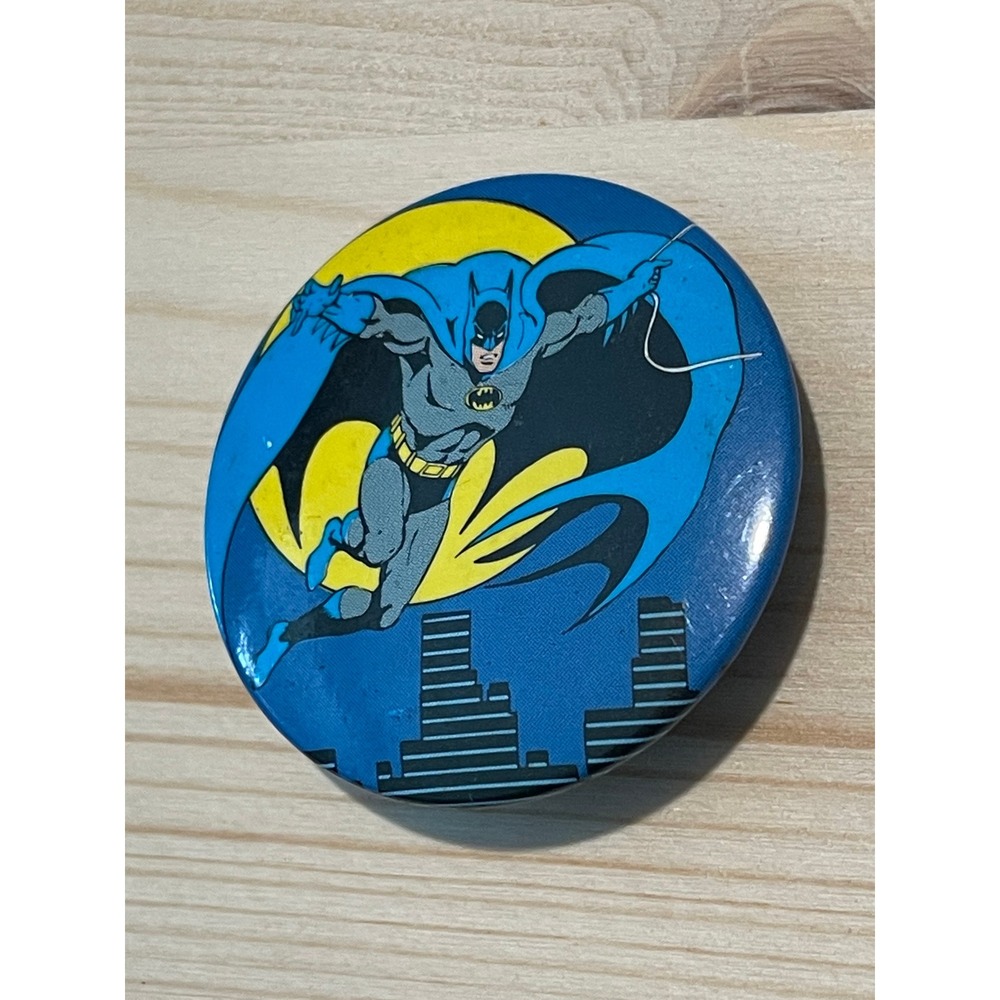 00422 - Vintage‎ Batman Flying Cityscape Pin Badge Button Comic Superhero